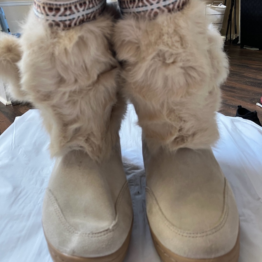 Minnetonka Tan Fur Winter Boots